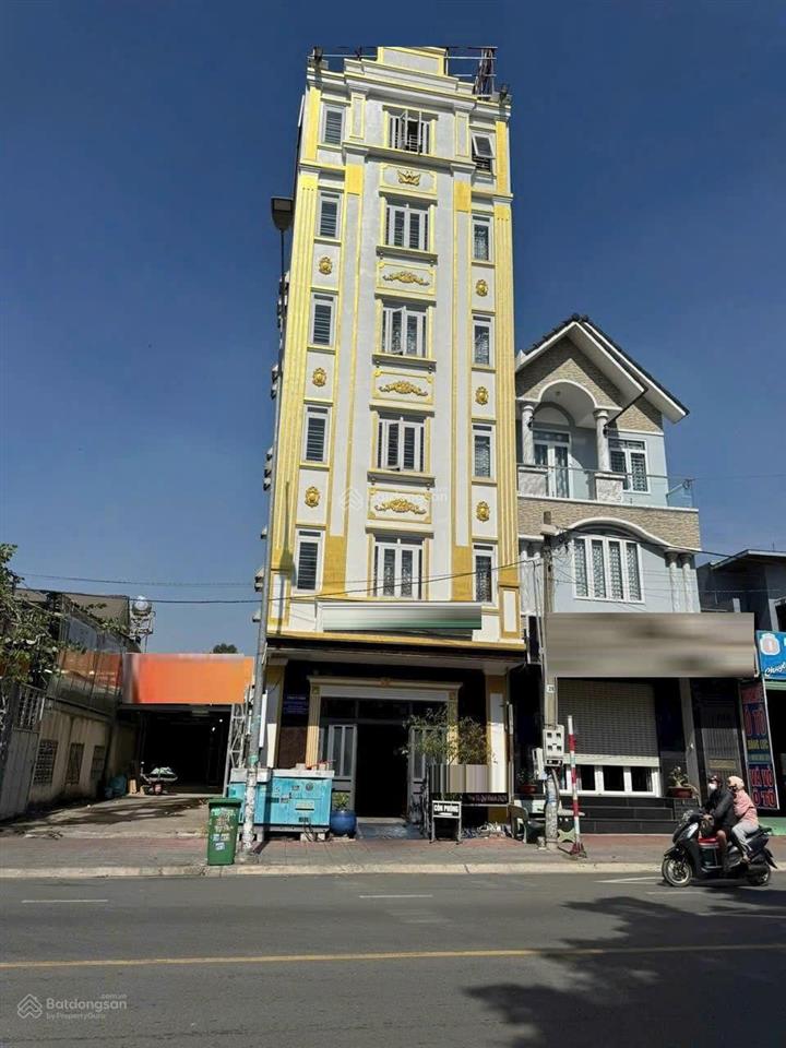 Bán khách sạn mặt tiền đường hai bà trưng, p. dĩ an. 1 trệt 5 lầu có 16 phòng thu nhập 130 triệu/th
