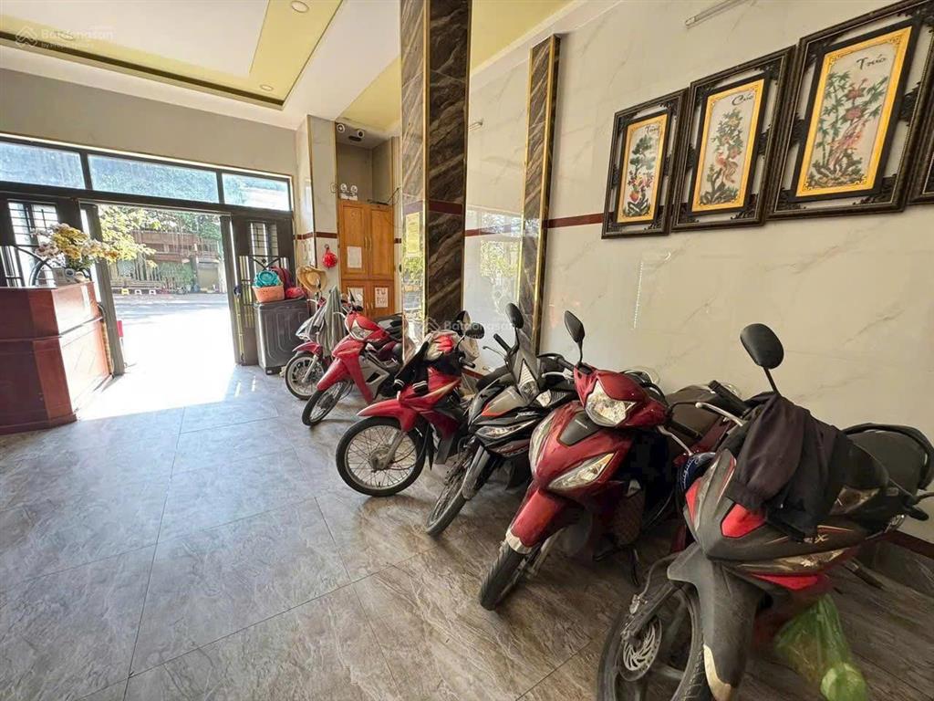 Bán khách sạn mặt tiền đường hai bà trưng, p. dĩ an. 1 trệt 5 lầu có 16 phòng thu nhập 130 triệu/th