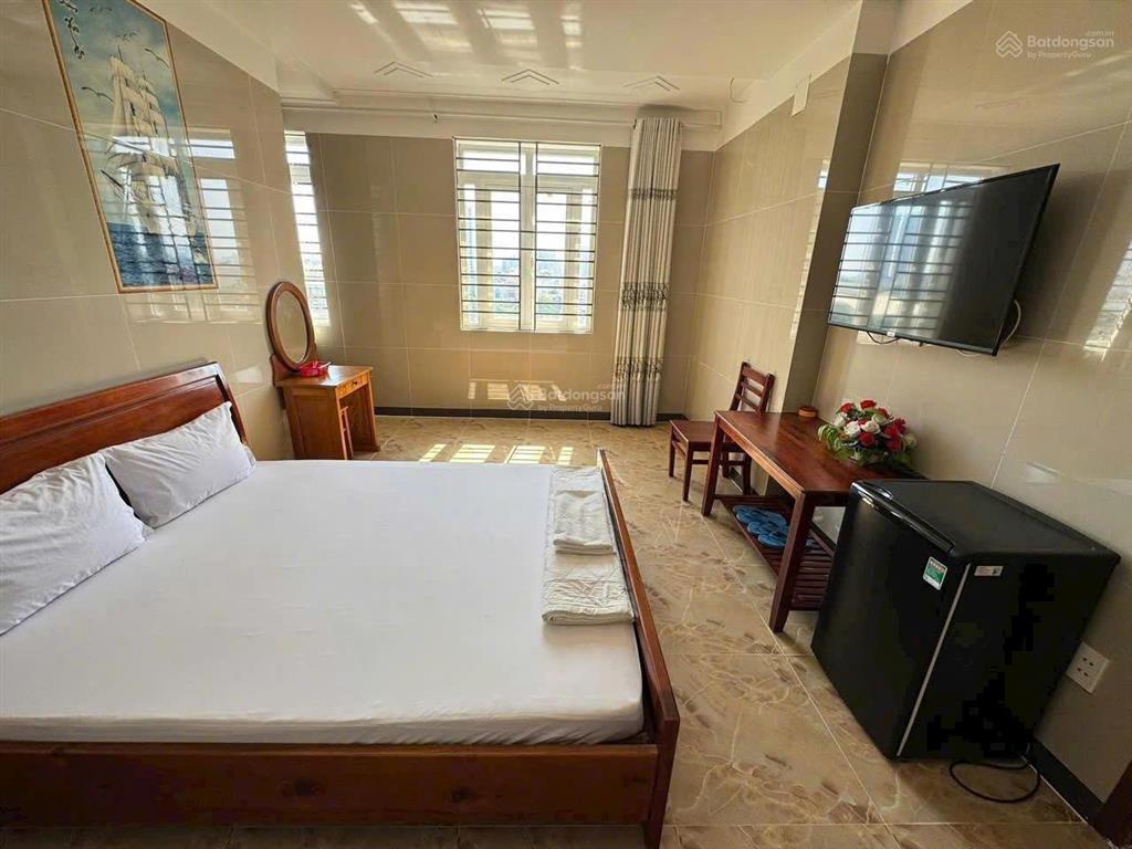 Bán khách sạn mặt tiền đường hai bà trưng, p. dĩ an. 1 trệt 5 lầu có 16 phòng thu nhập 130 triệu/th