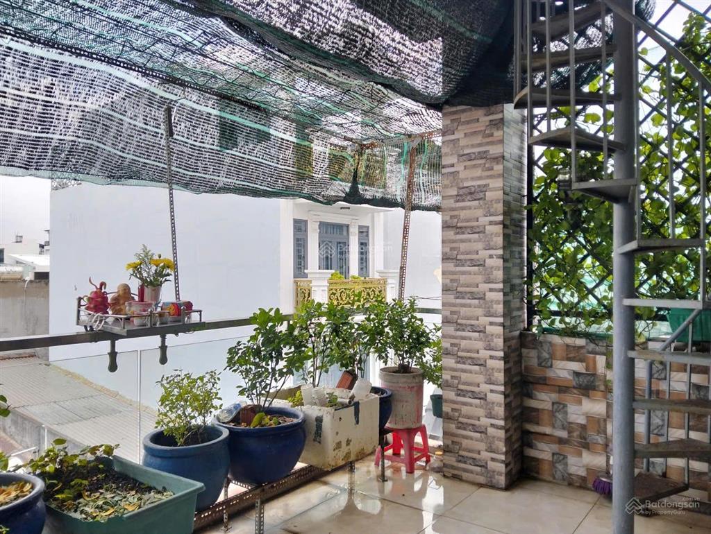 Bán nhà riêng hẻm xe hơi, 3 tầng, sân thượng, vị trí đắc địa