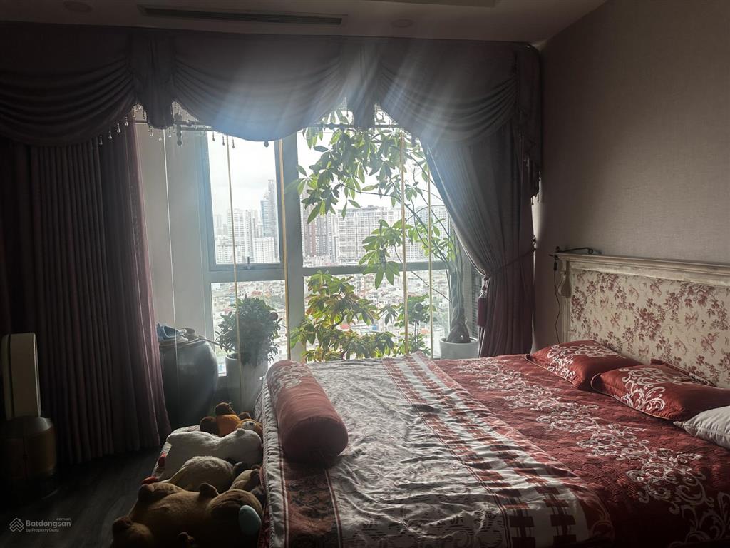Bán căn góc 3pn 19 tỷ, 148.8m2 tại r1, royal city. nội thất xịn, thiết kế kiểu penhouse. bể cá, cây