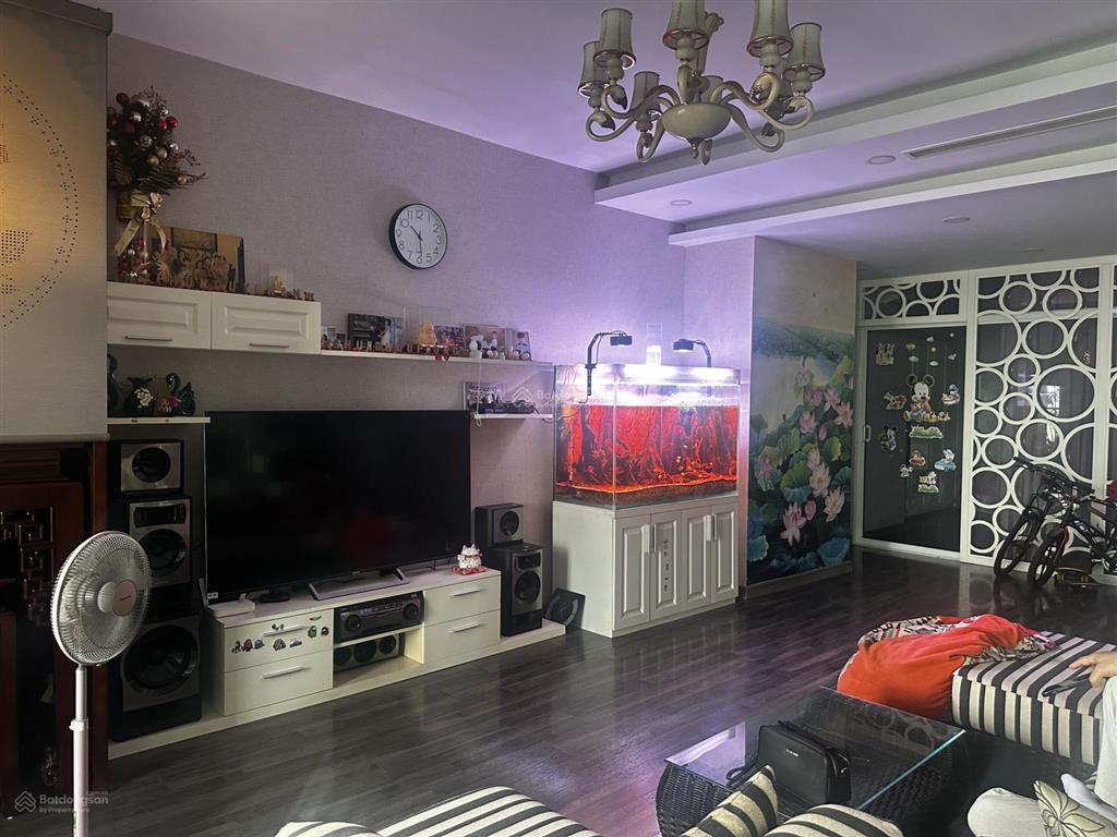 Bán căn góc 3pn 19 tỷ, 148.8m2 tại r1, royal city. nội thất xịn, thiết kế kiểu penhouse. bể cá, cây