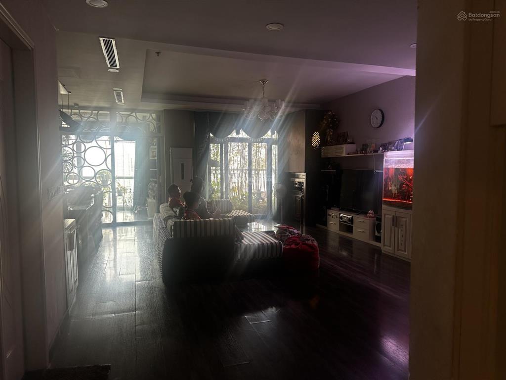 Bán căn góc 3pn 19 tỷ, 148.8m2 tại r1, royal city. nội thất xịn, thiết kế kiểu penhouse. bể cá, cây