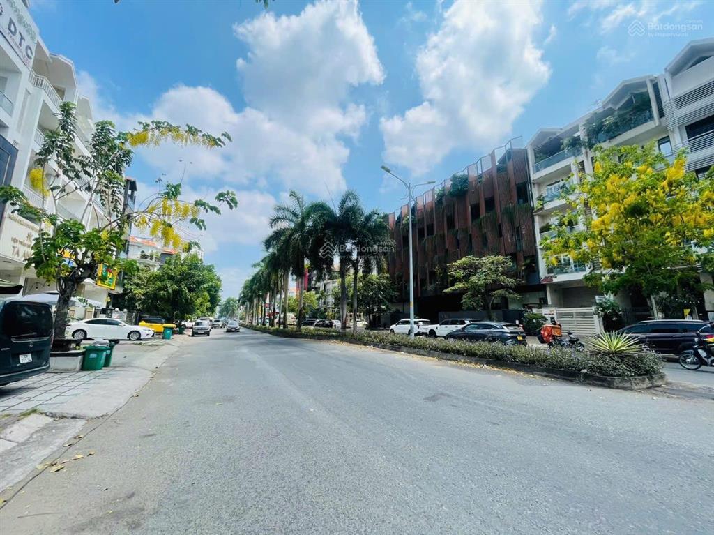 Hàng thơm..mt hoàng trọng mậu,1486m ngay khu him lam..giá 110tr/m