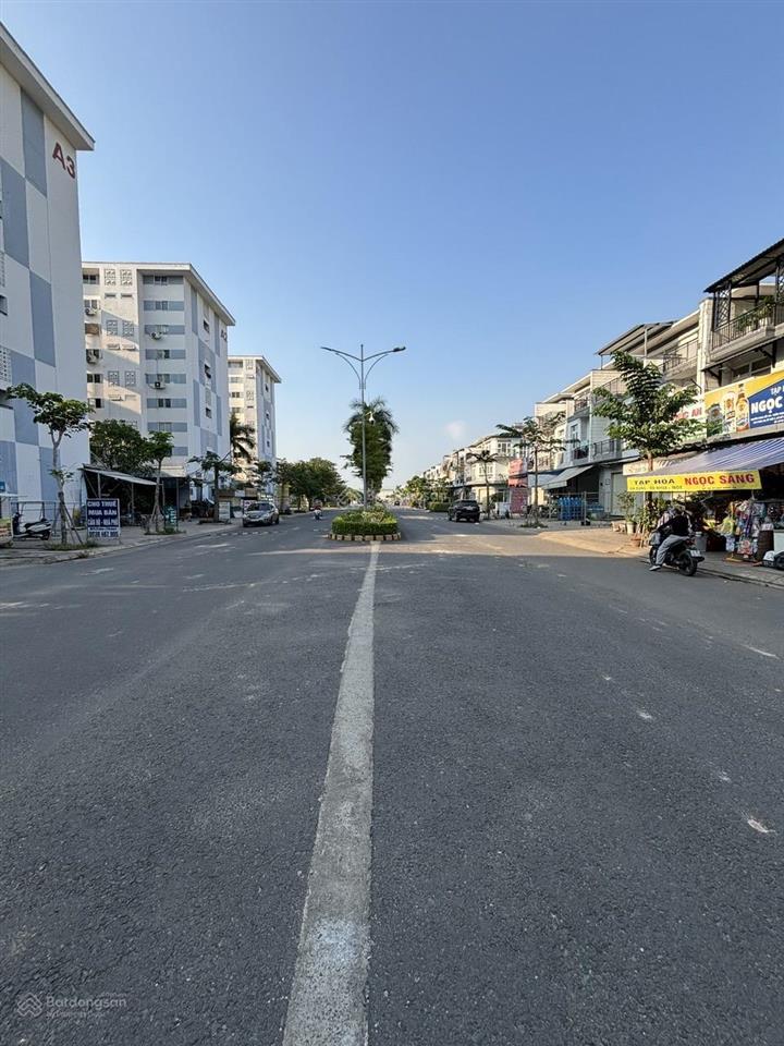 Cần bán căn hộ view đường chính 25m gần thang máy