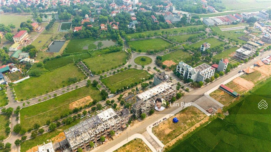 Gia đình cần bán nhanh lô lk 85m2 giá 1 tỷ 5, có sổ đỏ, cạnh chợ trung tâm tt hưng hoá, phú thọ