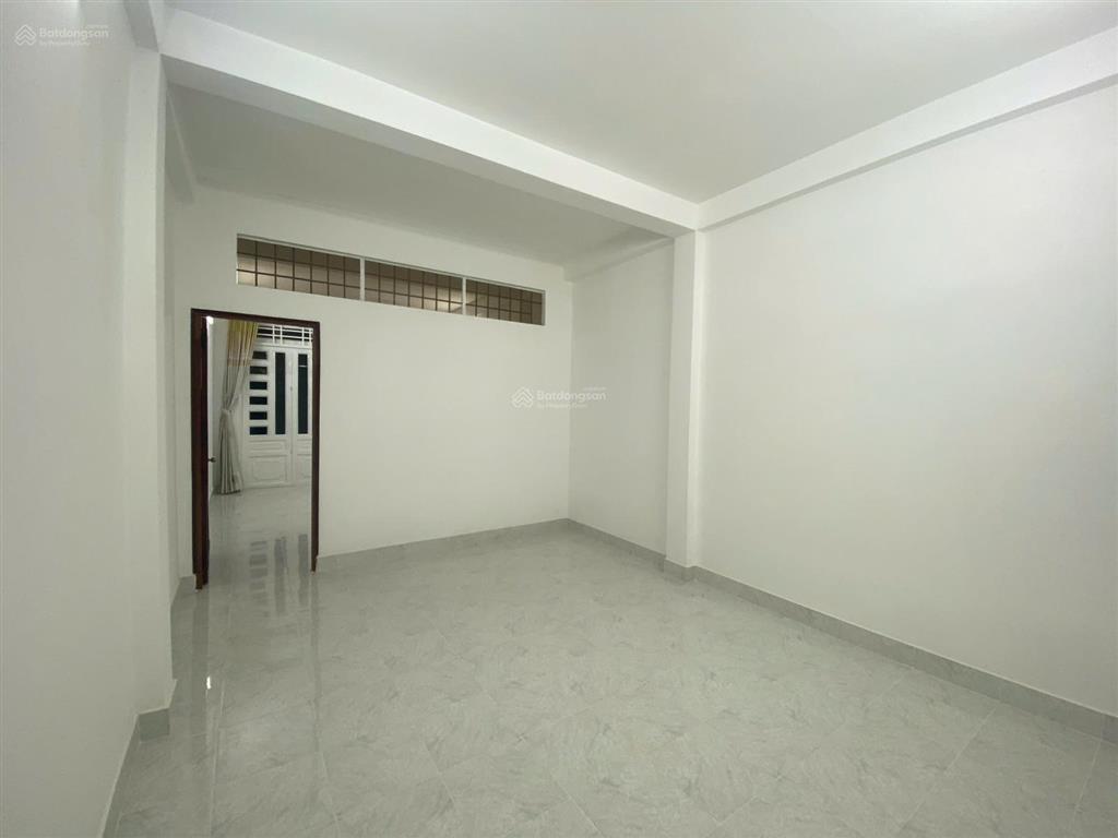 Cho thuê ngay nhà nguyên căn mặt tiền 202 cộng hòa  3 tầng + sân thượng  vị trí kinh doanh đẹp