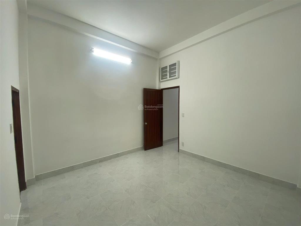 Cho thuê ngay nhà nguyên căn mặt tiền 202 cộng hòa  3 tầng + sân thượng  vị trí kinh doanh đẹp
