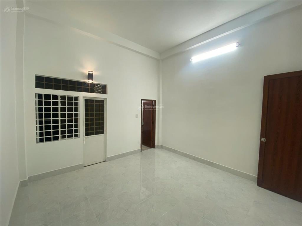 Cho thuê ngay nhà nguyên căn mặt tiền 202 cộng hòa  3 tầng + sân thượng  vị trí kinh doanh đẹp