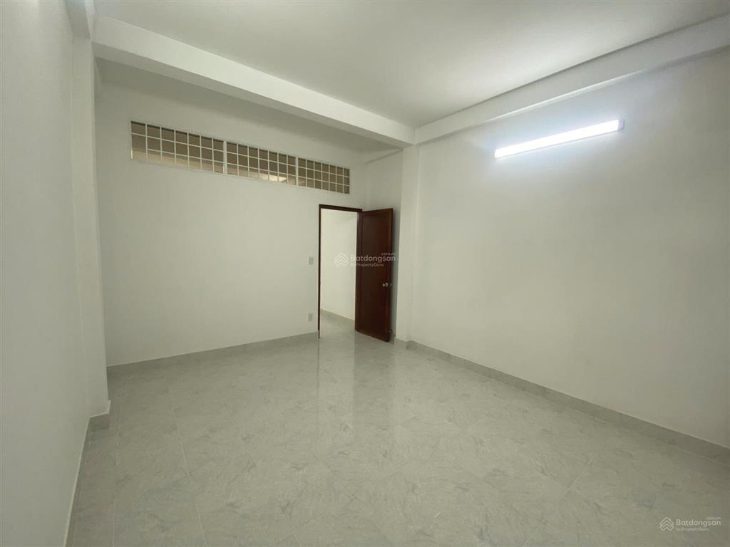 Cho thuê ngay nhà nguyên căn mặt tiền 202 cộng hòa  3 tầng + sân thượng  vị trí kinh doanh đẹp