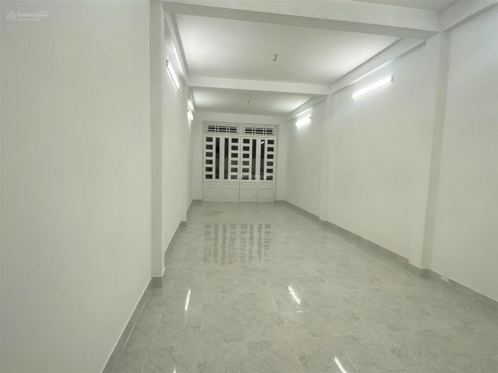 Cho thuê ngay nhà nguyên căn mặt tiền 202 cộng hòa  3 tầng + sân thượng  vị trí kinh doanh đẹp
