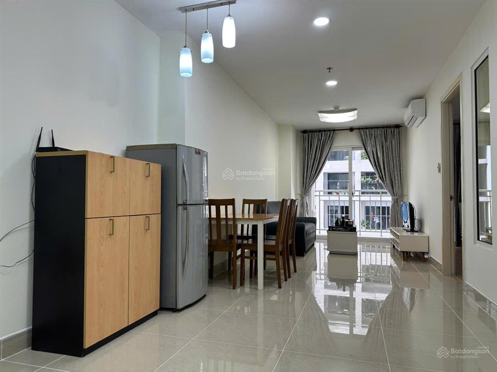 Căn hộ tầng trung view hồ bơi sân bóng