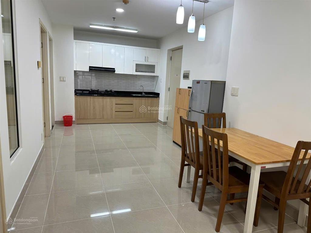 Căn hộ tầng trung view hồ bơi sân bóng
