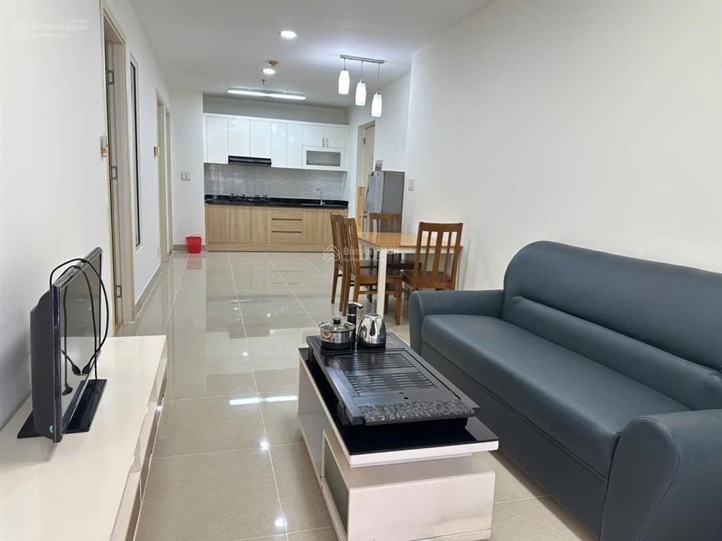 Căn hộ tầng trung view hồ bơi sân bóng