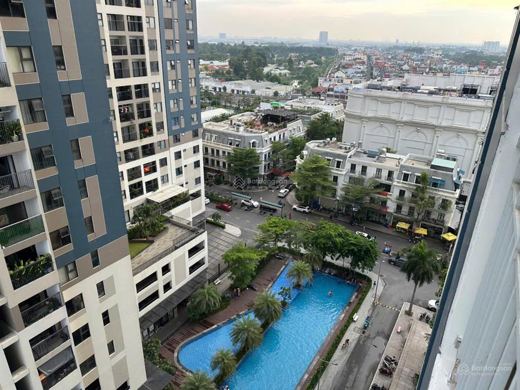 Căn hộ tầng trung view hồ bơi sân bóng