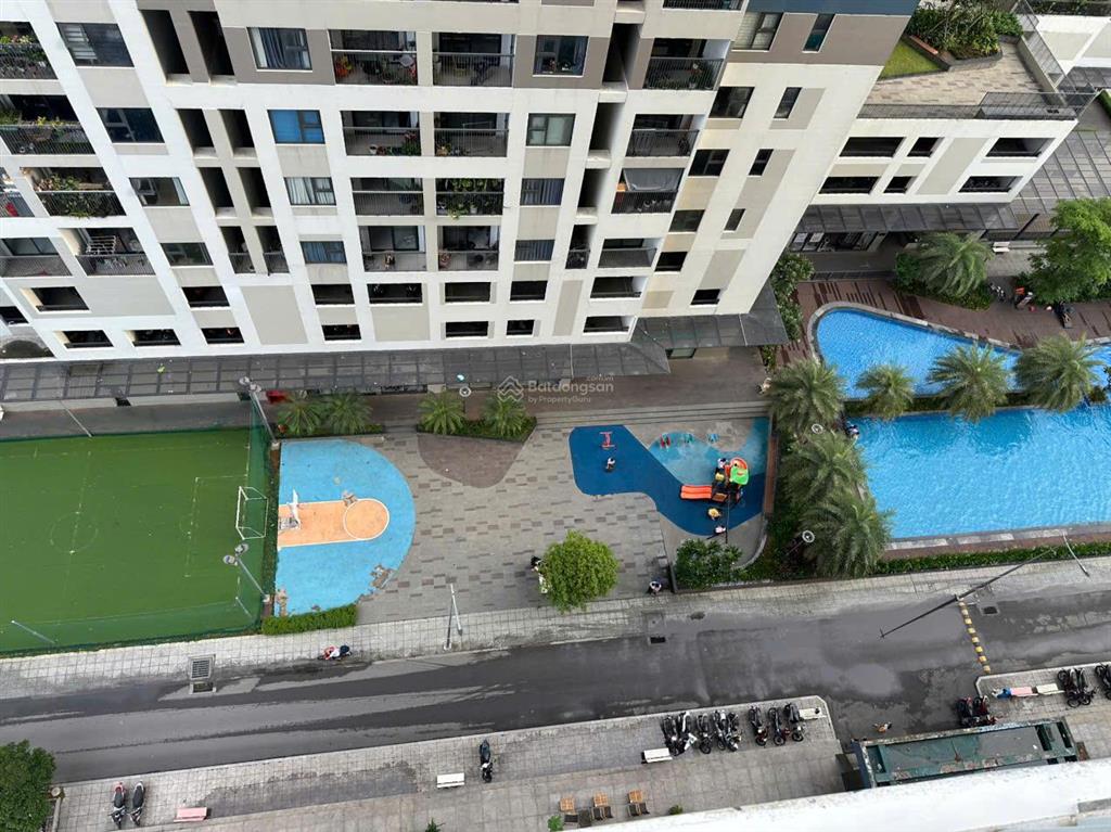 Căn hộ tầng trung view hồ bơi sân bóng