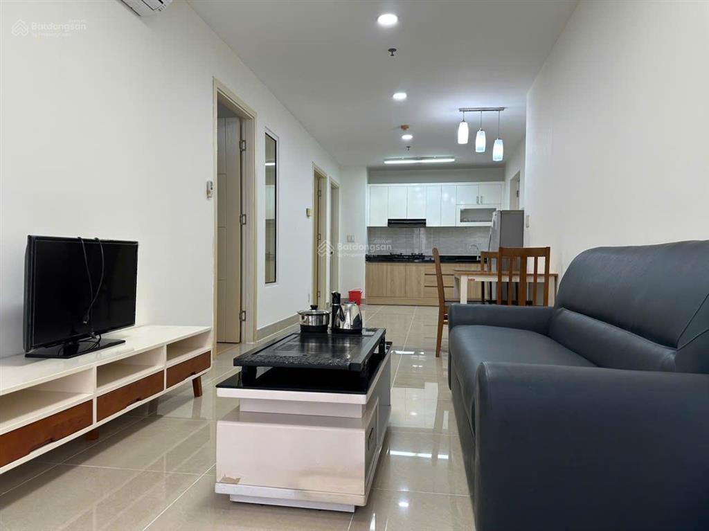 Căn hộ tầng trung view hồ bơi sân bóng