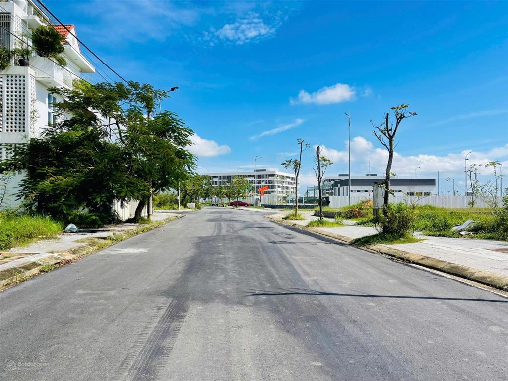Siêu phẩm mặt tiền lưu nhân chú hướng đông cạnh đại học fpt huế cần bán