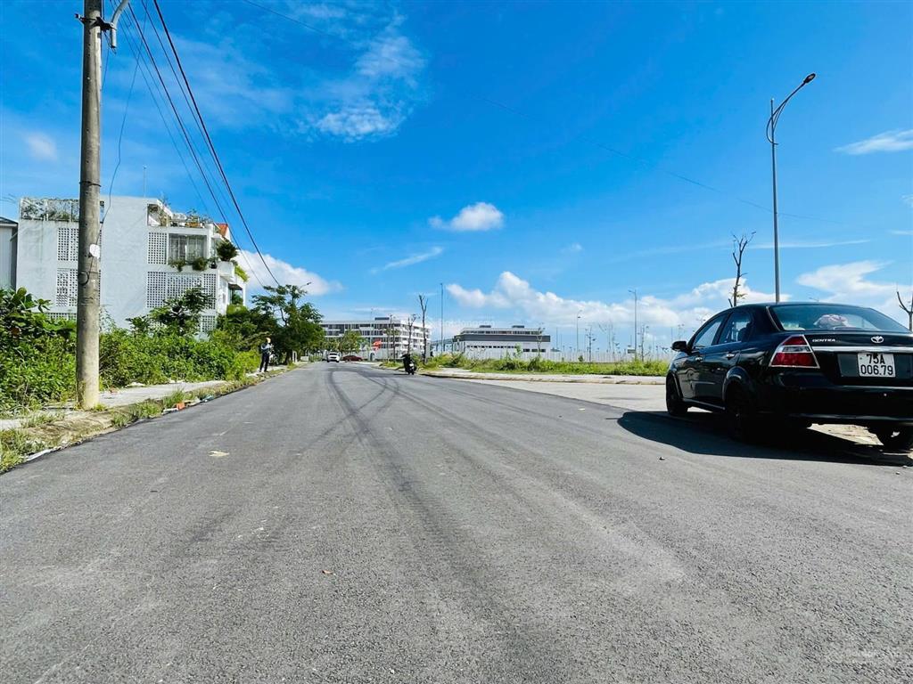 Siêu phẩm mặt tiền lưu nhân chú hướng đông cạnh đại học fpt huế cần bán