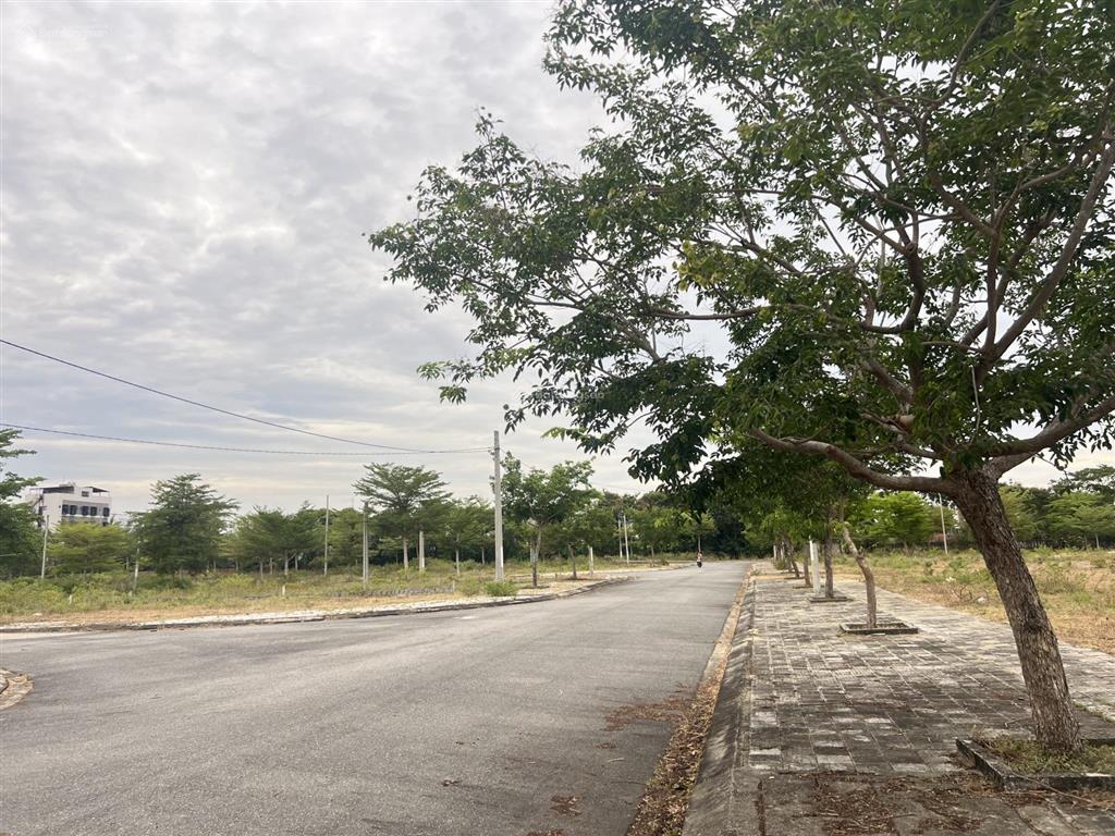 Cần bán gấp lô 90m2 hướng nam sát sông