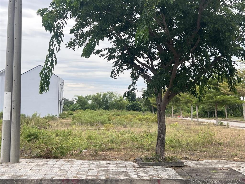 Cần bán gấp lô 90m2 hướng nam sát sông