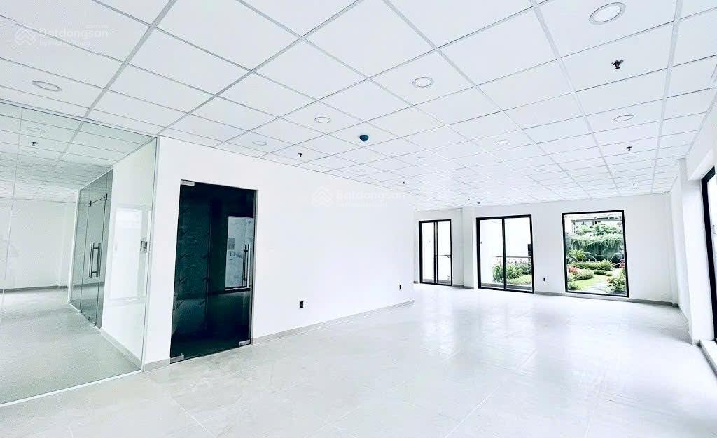 221 223 225 lý tự trọng, p. bến thành, q1  diện tích 12 x 20m trệt 4 lầu st tm  450 triệu/tháng