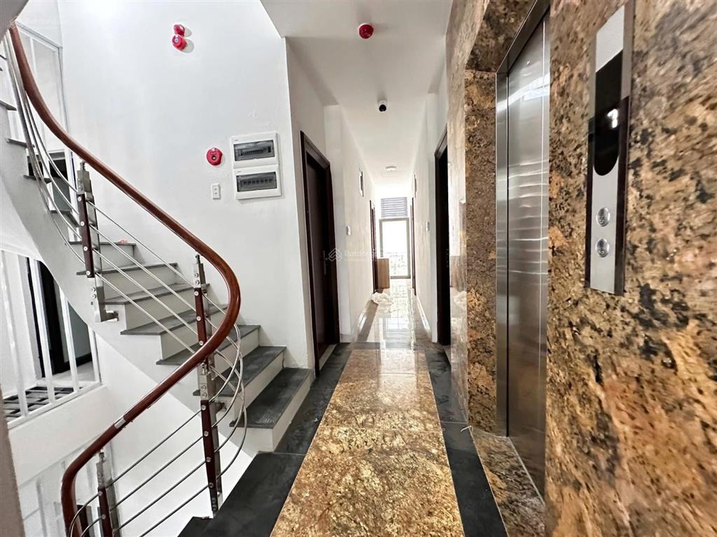 Bán gấp tòa chdv cao cấp cầu giấy , giá tốt. dòng tiền 280tr/ tháng lô góc 2 thoáng, 156m2 x9 tầng.