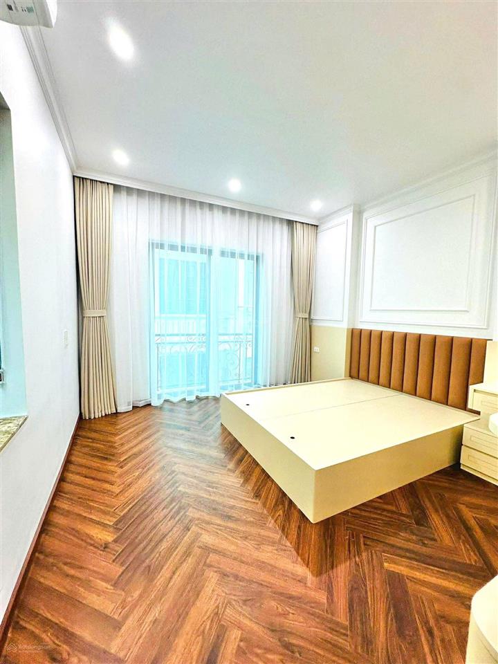 Chỉ 300 triệu /m2 phân lô hoàng quốc việt, lô góc 3 mặt thoáng, ô tô tránh nhau,75m2 7 tầng.
