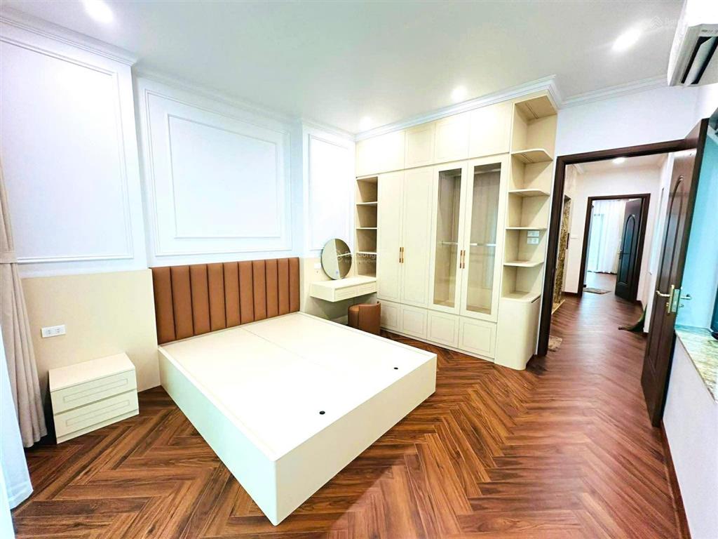 Chỉ 300 triệu /m2 phân lô hoàng quốc việt, lô góc 3 mặt thoáng, ô tô tránh nhau,75m2 7 tầng.