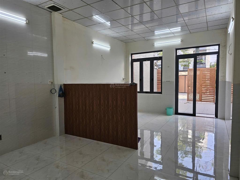 Nhà 4 tỷ song ngữ lạc hồng cấp 4 sân xe hơi 81m2 gồm 2pn sổ riêng giá tốt vào ở ngay