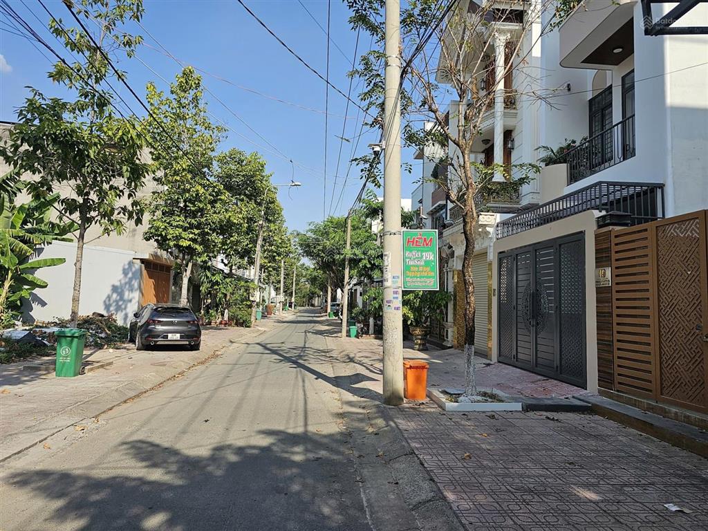 Nhà 4 tỷ song ngữ lạc hồng cấp 4 sân xe hơi 81m2 gồm 2pn sổ riêng giá tốt vào ở ngay