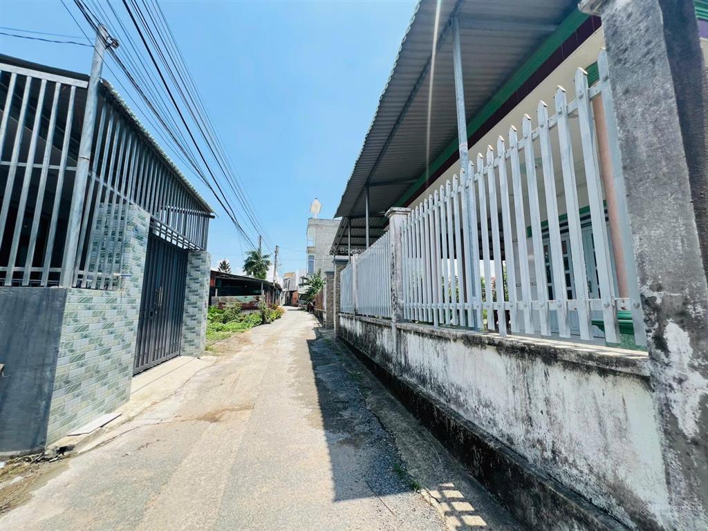 Đất bán thạnh phú gần chợ hơn 600m2 hẻm cây dầu có 300m2 thổ cư, giá 2,8 tỷ phù hợp xây nhà vườn