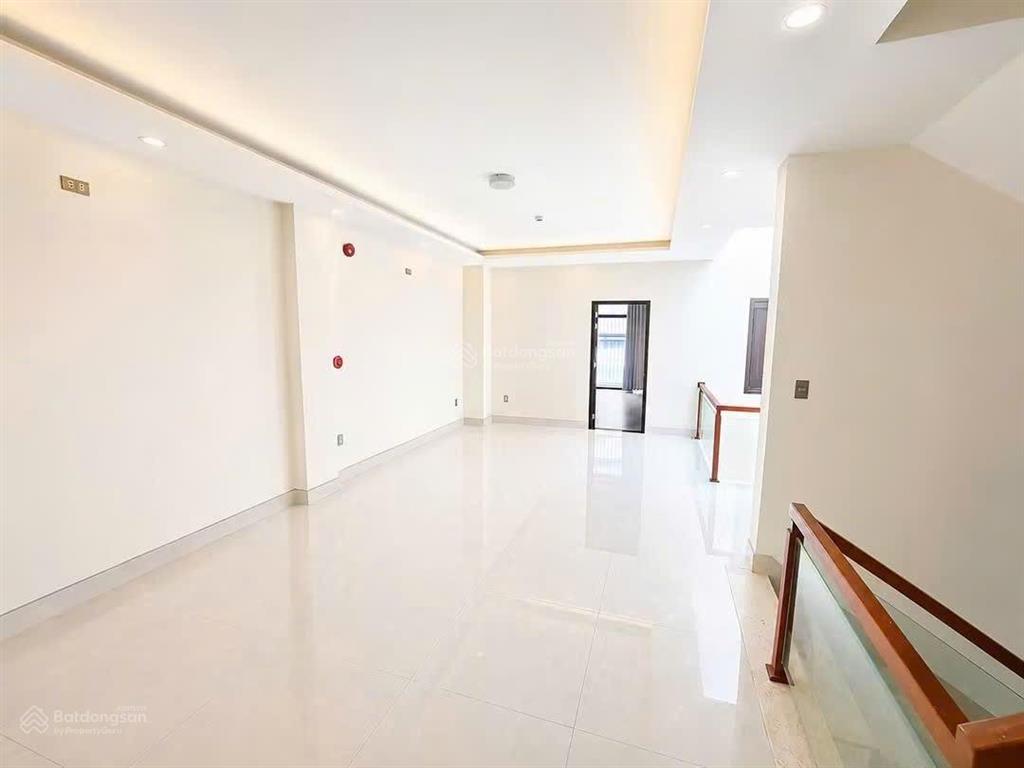 Cho thuê shophouse 4 tầng 6pn đường minh mạng