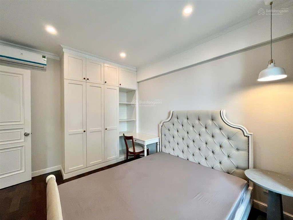 Bán gấp căn hộ biệt thự 2 tầng vista verde góc 5pn, 3wc. giá bán 14,8 tỷ, dt 185m2.  0901 333 ***