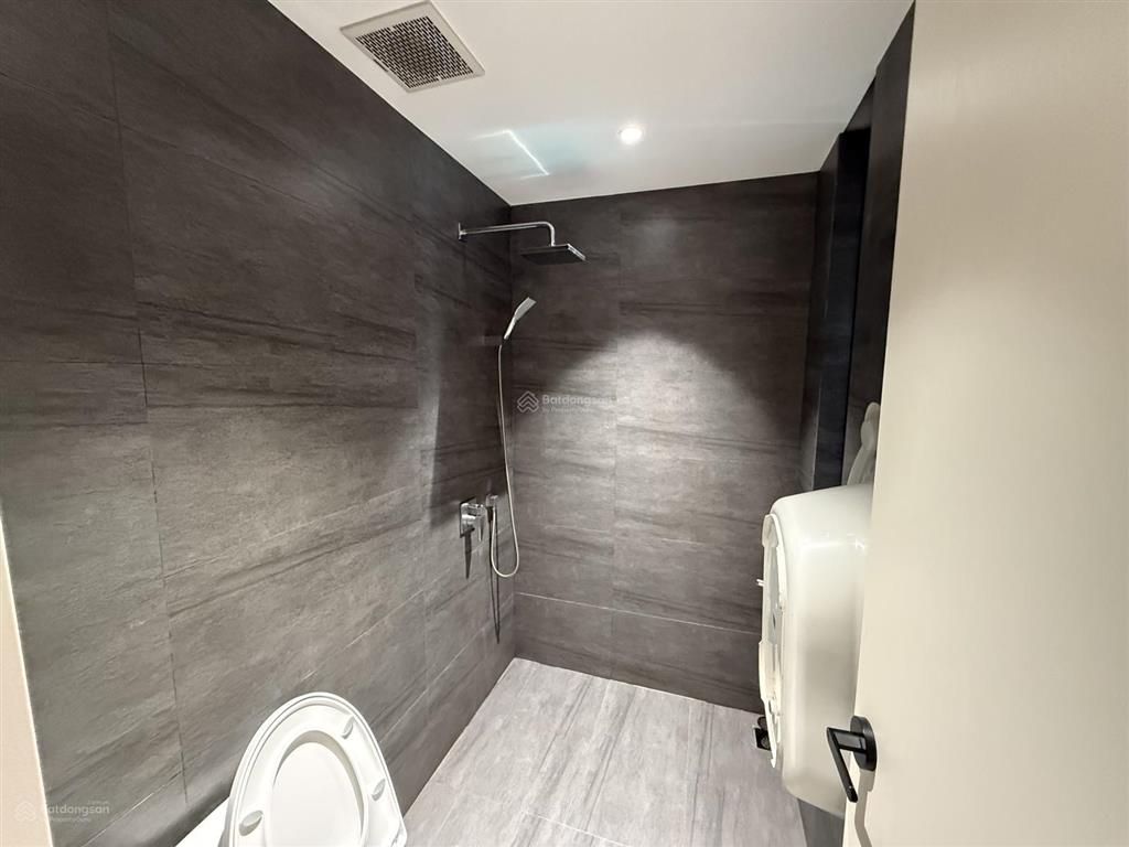 Bán nhà mặt tiền 3 tầng sát đường võ chí công