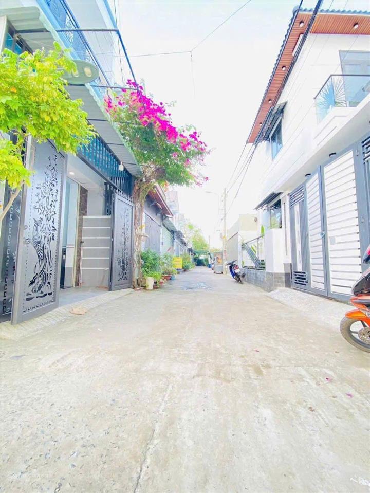 2,9tỷ có căn nhà đẹp 1 lửng 1 lầu trong khu biệt thự, tặng nội thất  nguyễn thị thảnh  hóc môn