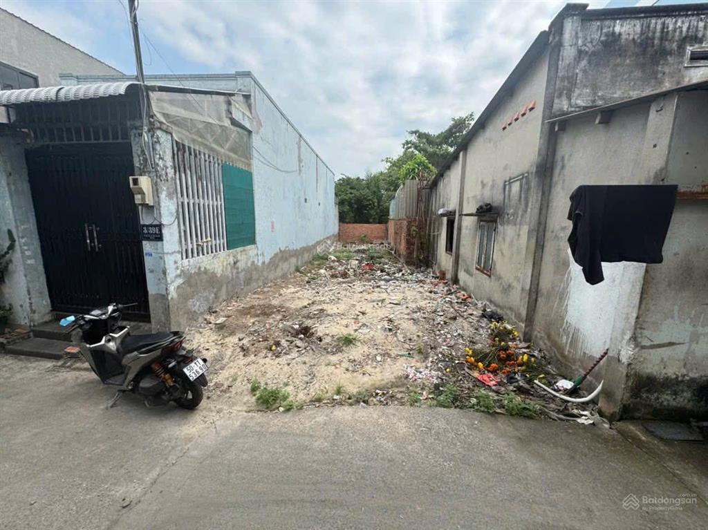 2 tỷ 360 triệu  lô đất lọt khe  trần thị bốc  ngay trung tâm hóc môn