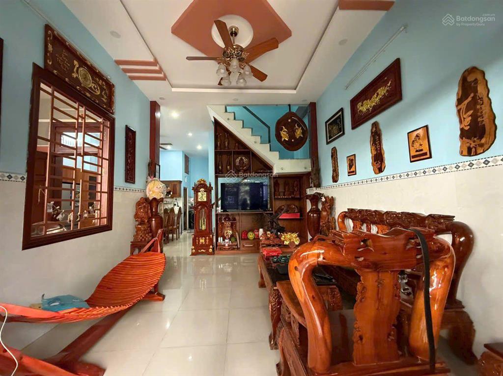 5.5 tỷ  hẻm 5m  lô gốc 2 mặt tiền  full thổ cư gần chợ hóc môn