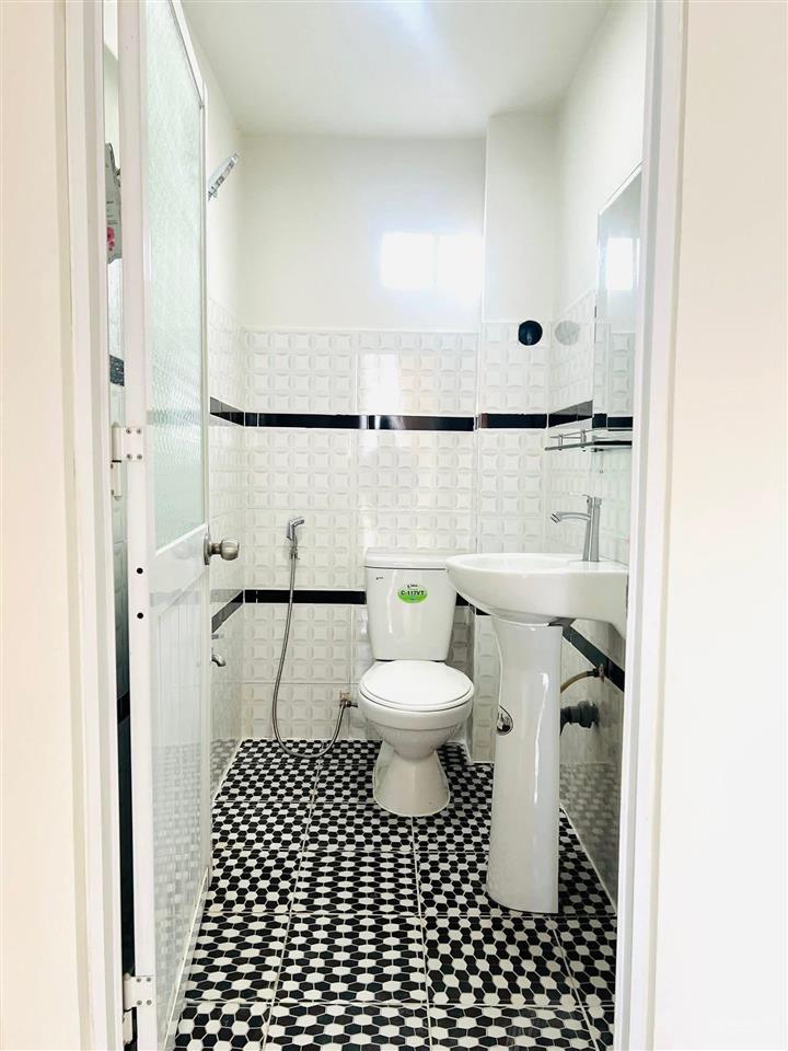 1.65 tỷ  nhà 2 tầng shc  hẻm ô tô  ấp 3 bà điểm hóc môn