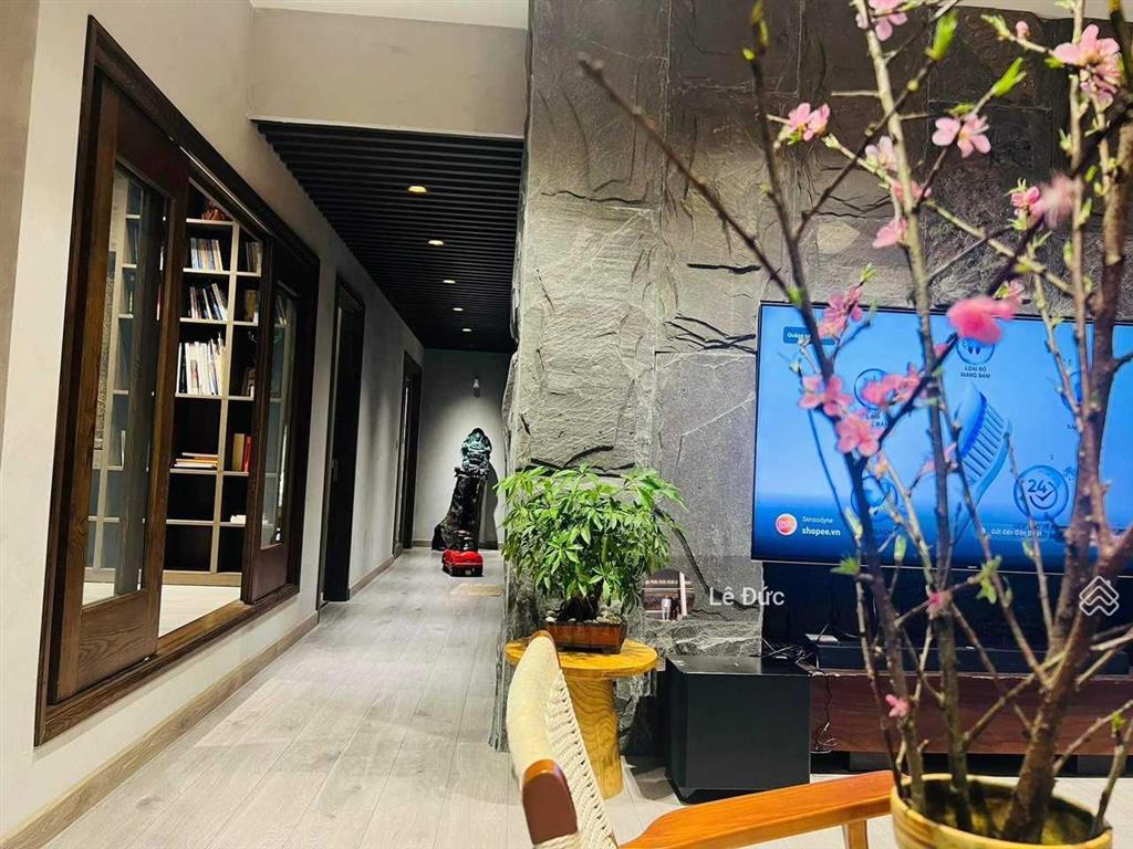 Chính chủ cần bán gấp căn căn 01  4pn 133m2 view hồ điều hòa tại n01t1 ngđ 0924 691 ***