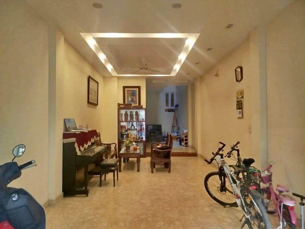 Cách Phố 50m - Ôtô đỗ cửa Phố Hoàng Quốc Việt: 110m/ 5 tầng thang máy/ MT 4.2m 32.8 tỷ