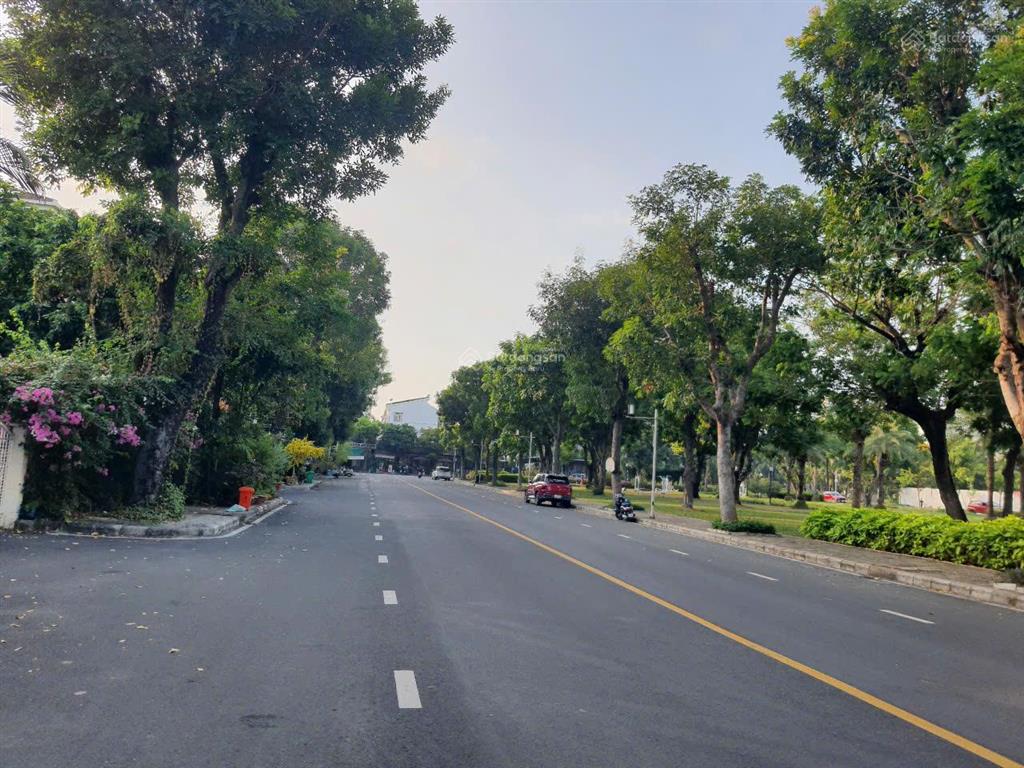 Hiếm, bán gấp biệt thự đường phố tiểu nam pmh  đường lớn 21m, đối diện công viên nam viên rất đẹp