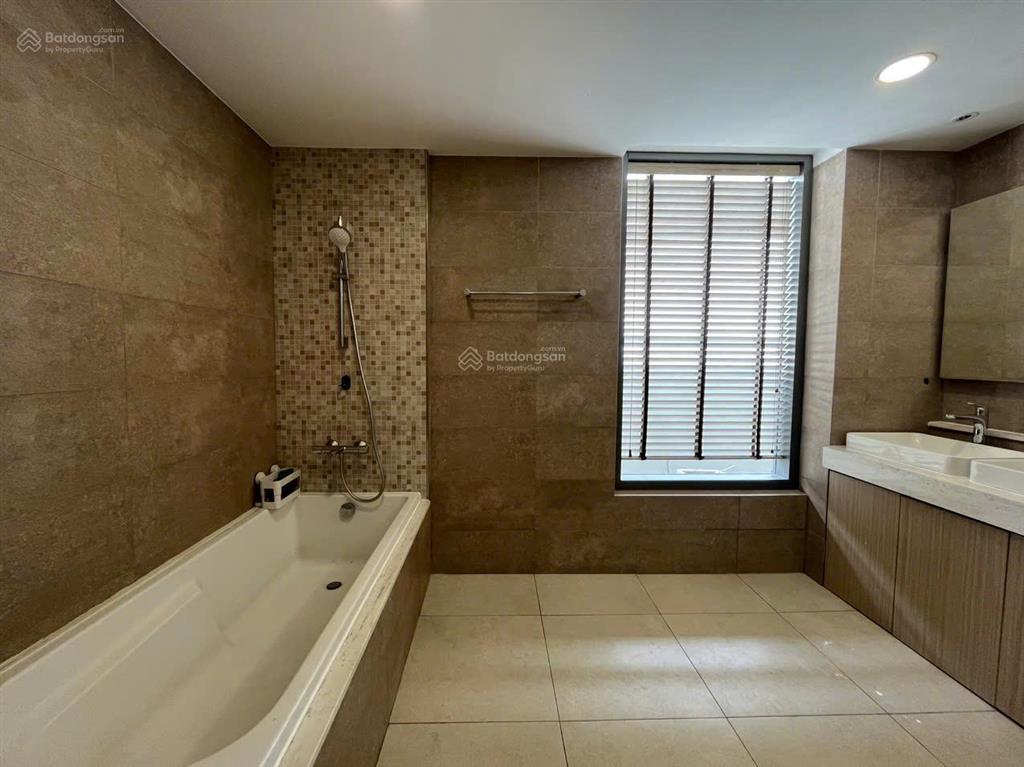 Giá tốt, căn hộ riverpark premier dt 136m2, lầu cao, view sông trực diện, có ô xe, chỉ 48tr/ tháng