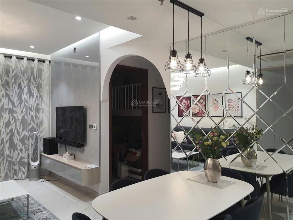 Bán gấp siêu phẩm midtown 2pn the signature, lầu 8 view biệt thự nam viên, nhà rất đẹp, có ô xe hầm