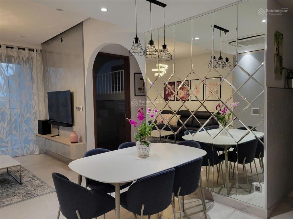 Bán gấp siêu phẩm midtown 2pn the signature, lầu 8 view biệt thự nam viên, nhà rất đẹp, có ô xe hầm