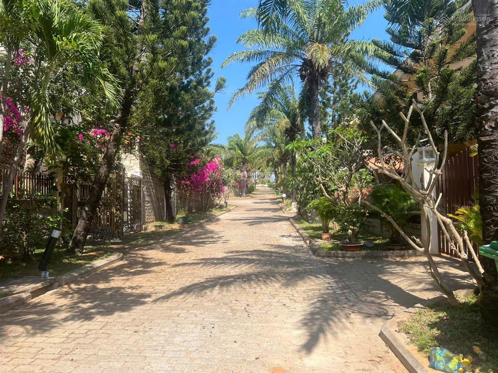 Bán rẻ biệt thự khu compound domaine mũi né, dt 450m2, nhà đẹp, hướng biển, đang cho thuê giá cao