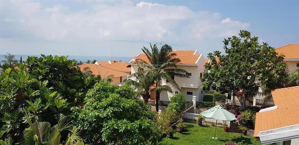 Bán rẻ biệt thự khu compound domaine mũi né, dt 450m2, nhà đẹp, hướng biển, đang cho thuê giá cao