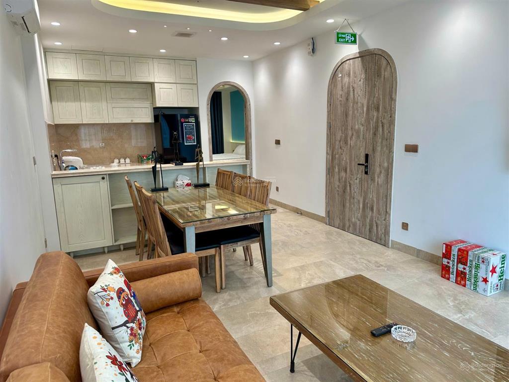 Cho thuê lâu dài phòng ở cao cấp có đầy đủ tiện nghi sang trọng, bao gồm khu bếp, phòng khách