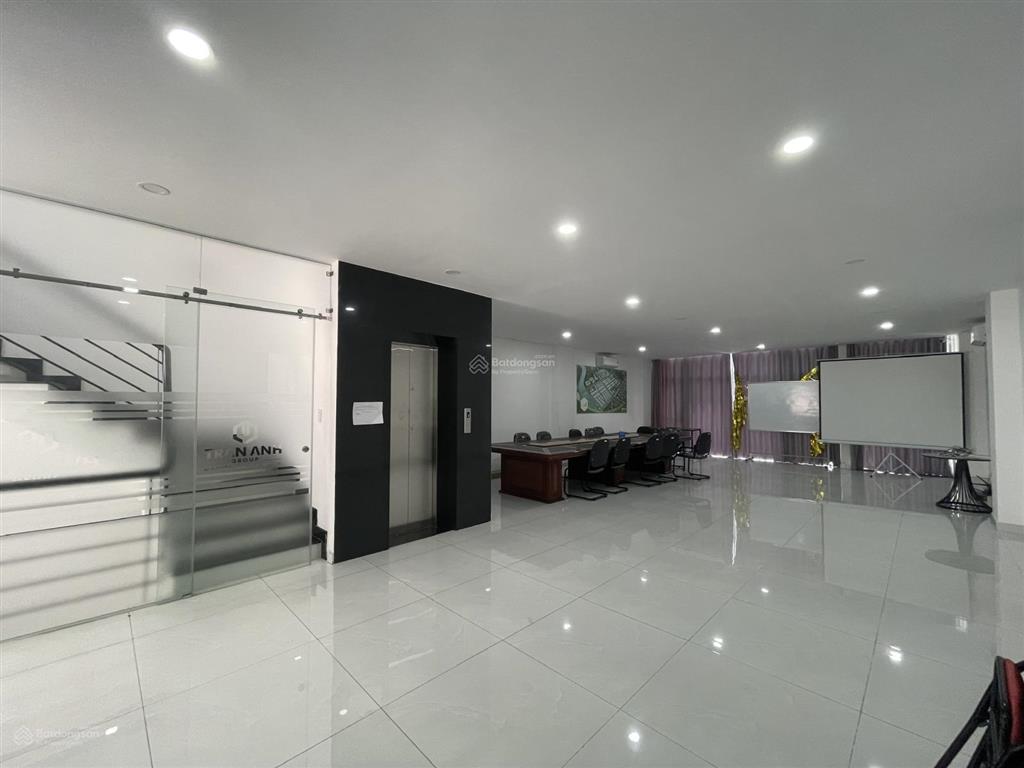 Cho thuê nguyên tầng trệt (5x22), nhà kđt vạn phúc, hoàn thiện nội thất giá 12tr tl