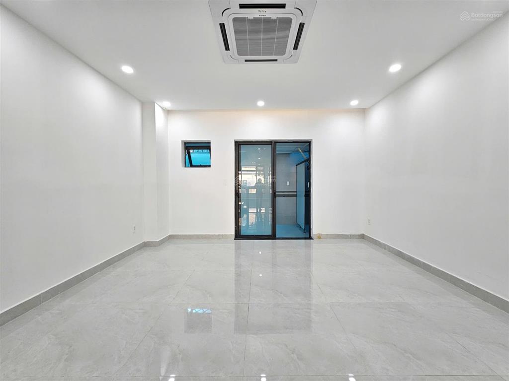 Cho thuê tầng trệt 5x20m đường thông thoáng nhà có lối thông hành, thang máy, 02 máy lạnh âm trần